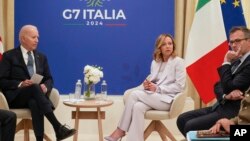 জি সেভেনে দ্বিপাক্ষিক বৈঠক করছেন যুক্তরাষ্ট্রের প্রেসিডেন্ট জো বাইডেন (বামে) ও ইতালির প্রধানমন্ত্রী জর্জিয়া মেলনি (ডানে), ইতালির বর্গো এগনাজিয়ায়। শুক্রবার, ১৪ জুন, ২০২৪।