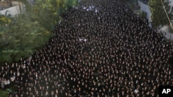 Pria Yahudi Ultra-Ortodoks menghadiri unjuk rasa untuk untuk menentang perintah wajib militer oleh Mahkamah Agung, di Yerusalem hari Minggu 30 Juni 2024. 