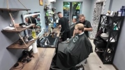 Odessada imkansızlara və hərbçilərə sənətləri ilə yardım edən azərbaycanlı bərbərlər