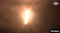 25일 진행된 러시아군 핵 공격 훈련에서 야르스 대륙간탄도미사일(ICBM)이 발사된 뒤 상승하고 있다. (러시아 국방부 자료 영상)