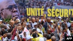 Mke wa Rais Felix Tshisekedi, Denise Nyakero alipowasalimia wafuasi huko Kinshasa Desemba 31, 2023.