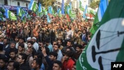 Para pendukung partai Jamaat-e-Islami (JI) melakukan protes di luar kantor KPU di Karachi, di tengah klaim kecurangan penghitungan suara pemilu Pakistan. 
