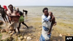 "Depuis juin, au moins 5.500 migrants ont été expulsés vers la Libye et plus de 3.000 vers l'Algérie", selon des sources humanitaires internationales à l'AFP.