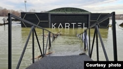 Splav "Kartel" potonuo je u noći između subote i nedelje, a sa objekta je evakuisano 114 ljudi, mahom srednjoškolaca, od kojih su pojedini skakali u hladnu vodu, pored Sajma, u Beogradu, 24. decembra 2023. (Foto: FoNet)
