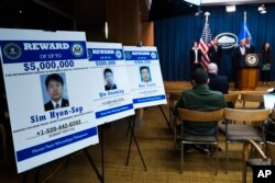 매튜 올슨 미국 법무부 국가안보 담당 차관보가 지난 4월 기자회견을 열고 영국 담배회사 ‘브리티쉬 아메리칸 토바코(BAT)’가 대북 제재 위반 혐의를 인정해 6억2천900만 달러의 벌금을 내기로 합의했다고 발표했다. FBI는 관련 인물들을 공개수배했다.