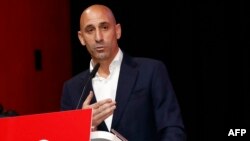 Luis Rubiales prononce un discours lors d'une assemblée générale extraordinaire de la fédération le 25 août 2023.