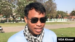 ប្រធានសមាគមសម្ពន្ធនិស្សិតបញ្ញវន្តខ្មែរ លោក កើត សារ៉ាយ ចូលរួមក្បួនធម្មយាត្រាស្វែងរកយុត្តិធម៌ជូនអតីតគរុនិសិ្សត កែវ សុវណ្ណឫទ្ធិ នៅក្រសួងអប់រំ យុវជន កីឡា នៅទីក្រុងភ្នំពេញ ថ្ងៃទី១២ ខែកុម្ភៈ ឆ្នាំ២០២៤។ (ហ៊ុល រស្មី/វីអូអេ)