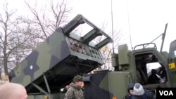 芬兰国庆阅兵展上，芬兰陆军的M270多管火箭系统 (美国之音 李北平)