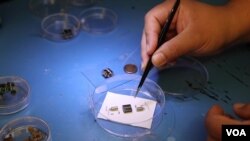 การประกอบตัวเซ็นเซอร์จิ๋วที่ต้องใช้กล้องจุลทรรศน์ช่วยงาน