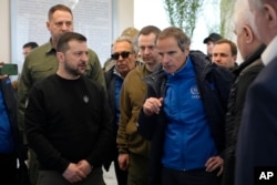 Presiden Ukraina Volodymyr Zelenskyy bertemu dengan Kepala Energi Atom PBB Rafael Mariano Grossi dalam kunjungan ke Zaporizhzhia, Ukraina, Senin 27 Maret 2023. (Foto: AP)
