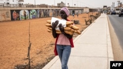 Le prix de la baguette de pain de 190 grammes est passée de 175 FCFA à 150 FCFA, soit une diminution de 25 FCFA (0,038 euro).