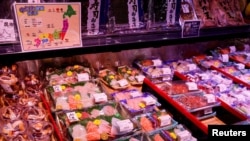 资料照：香港一家超市海鲜柜台摆放的日本进口海产品。(2023年7月12日)