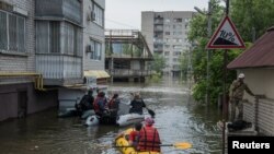 پس از شدن سیل ناشی از تخریب سد کاخوفکا، ساکنان شهرهای اطراف با قایق در خیابان‌ها رفت و آمد می‌کنند .