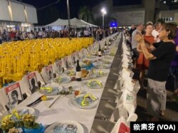特拉维夫艺术博物馆广场自哈以战争爆发以来已变成声援人质及其家属的动员中心，被称为“人质广场”。图中为象征人质缺席的安息日餐桌和空椅。（赖素芬拍摄）
