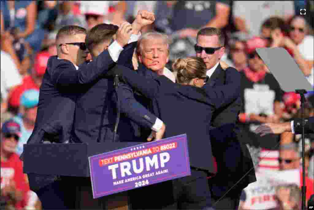 Jami'an bada kariya yayin da suke iskewa da Trump daga filin taron yakin neman zabe