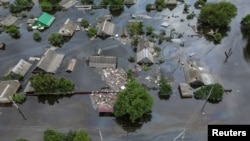 Pemandangan udara menunjukkan area banjir setelah bendungan Nova Kakhovka jebol, di Kherson, Ukraina, 10 Juni 2023. (Foto: Reuters)