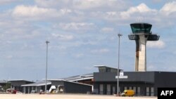 ໃນ​ພາບ​ວັນ​ທີ 1 ສິງ​ຫາ 2016 ນີ້​ສະ​ແດງ​ໃຫ້​ເຫັນ​ສະ​ໜາມ​ບິນ ວາ​ທ​ຣີ ປາ​ຣີ, ໃກ້​ກັບ​ເມືອງ ວາ​ທ​ຣີ, ຝ​ຣັ່ງ.