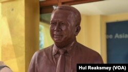 រូបឯកសារ៖ រូបសំណាក​លោក កែម ឡី ដាក់​នៅ​ក្នុង​ចេតិយ​របស់​លោក​នៅ​ផ្ទះ​របស់​លោក​ស្ថិត​នៅ​ក្នុង​ឃុំលាយបូរ ស្រុកត្រាំកក់ ខេត្តតាកែវ។ (ហ៊ុល រស្មី/វីអូអេ)
