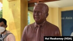 រូបសំណាក​លោក កែម ឡី ដាក់​នៅ​ក្នុង​ចេតិយ​របស់​លោក​នៅ​ផ្ទះ​របស់​លោក​ស្ថិត​នៅ​ក្នុង​ឃុំលាយបូរ ស្រុកត្រាំកក់ ខេត្តតាកែវ។ (ហ៊ុល រស្មី/វីអូអេ)