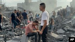 Palestinci traže preživjele nakon izraelskog zračnog napada u izbjegličkom kampu Nusseirat, Pojas Gaze, oktobra. 31, 2023.