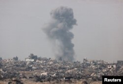 กลุ่มควันลอยขึ้นเหนือท้องฟ้ากาซ่า เมื่อวันที่ 27 ธ.ค. 2566