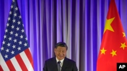 Presiden China Xi Jinping berbicara dalam acara makan malam dengan para pemimpin bisnis dalam KTT APEC di San Francisco, California, pada 15 November 2023. (Foto: AP/Jeff Chiu)