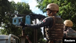 무장 차량에 탑승한 부르키나파소군 장병들이 수도 와가두구에서 경계 근무를 하고 있다. (자료사진)