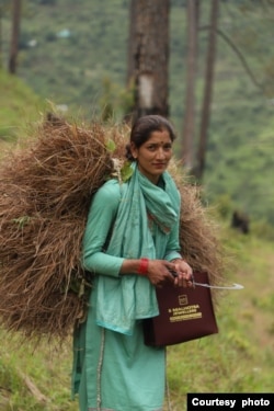 Nirma Thakur uses her earnings to assist in household expenses and in her children’s education. (Courtesy: Rakesh Kumar)