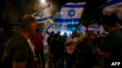 پولیس برای متفرق کردن معترضان از موترهای آب‌پاش کار گرفت.