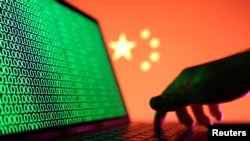 中国国旗与笔记本电脑 