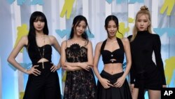 ក្រុម​ត​ន្ត្រី​ ​Blackpink ពីខាងឆ្វេង​ Lisa, Jisoo, Jennie, និង Rose បាន​មកដល់កម្មវិធីប្រគល់រង្វាន់តន្ត្រី MTV Video Music Awards នៅមជ្ឈមណ្ឌល Prudential កាលពីថ្ងៃអាទិត្យ​ទី២៨ សីហា ឆ្នាំ២០២២​ក្នុងទីក្រុង Newark រដ្ឋ N.J (Photo by Evan Agostini/Invision/AP)
