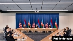 ABŞ dövlət katibi Antoni Blinken Azərbaycan xarici işlər naziri Ceyhun Bayramov və Mirzoyan Bayramov Ermənistan xarici işlər naziri Ararat Mirzoyan arasında ikitərəfli danışıqların açılışında çıxış edir, 27 iyun, 2023.