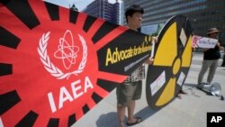 ក្រុមសកម្មជនបរិស្ថានធ្វើបាតុកម្មប្រឆាំងសេចក្តីសម្រេចរបស់រដ្ឋាភិបាលជប៉ុនក្នុងការបញ្ចេញទឹកកខ្វក់ដែលត្រូវបានសម្អាតពីរោងចក្រថាមពលនុយក្លេអ៊ែរ Fukushima នៅទីក្រុងសេអ៊ូល ប្រទេសកូរ៉េខាងត្បូង កាលពីថ្ងៃទី ៦ ខែកក្កដា ឆ្នាំ ២០២៣។ 