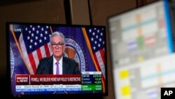 제롬 파월 연준 의장의 기자회견이 미국 뉴욕증권거래소 TV 모니터에 나오고 있다. (자료사진) 