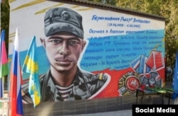 უკრაინაში მოკლული როსგვარდიელის რობერტ ბერიკიშვილის სტენდი რუსეთის ქალაქ ანაპაში