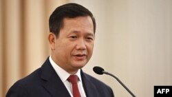 រូបឯកសារ៖ នាយករដ្ឋមន្ត្រី​កម្ពុជា​លោក ហ៊ុន ម៉ាណែត ថ្លែង​នៅក្នុង​សន្និសីទសារព័ត៌មាន​រួមគ្នាជាមួយ​នាយករដ្ឋមន្ត្រី​ថៃលោក Srettha Thavisin នៅវិមាន​រដ្ឋាភិបាលថៃ ក្នុងទីក្រុងបាងកក កាលពីថ្ងៃទី៧ ខែកុម្ភៈ ឆ្នាំ២០២៤។