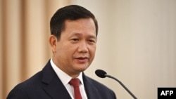 រូបឯកសារ៖ នាយករដ្ឋមន្ត្រី​កម្ពុជា​លោក ហ៊ុន ម៉ាណែត ថ្លែង​នៅក្នុង​សន្និសីទសារព័ត៌មាន​រួមគ្នាជាមួយ​នាយករដ្ឋមន្ត្រី​ថៃលោក Srettha Thavisin នៅវិមាន​រដ្ឋាភិបាលថៃ ក្នុងទីក្រុងបាងកក កាលពីថ្ងៃទី៧ ខែកុម្ភៈ ឆ្នាំ២០២៤។