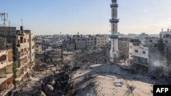 Агенцијата на Обединетите нации за помош на палестинските бегалци, вчера соопшти дека порастот на воздушните напади во Рафа ги „засили стравувањата дека тие дополнително ќе ги попречат преоптоварените хуманитарни операции“ во областа со речиси 1,5 милиони луѓе