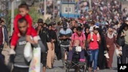 ជន​ជាតិ​ប៉ាឡេស្ទីន​ភៀស​ខ្លួន​ទៅ​កាន់ភាគ​ខាង​ត្បូង​តំបន់ហ្កាហ្សា ​ដើរតាម​ផ្លូវ Salah al-Din ក្នុង​ក្រុង Bureij នៅ​តំបន់ហ្កាហ្សា កាល​ពី​ថ្ងៃ​ទី៨ ខែ​វិច្ឆិកា ឆ្នាំ​២០២៣។