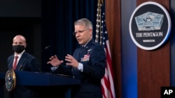 资料照片：2021年1月28日，退役空军少将保罗·弗里德里希斯医生在五角大楼的一场记者会上。弗里德里希斯医生时任国防部长应对新冠疫情高级顾问。（美联社照片）