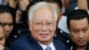 Mantan Perdana Menteri Malaysia Najib Razak masuk ke dalam mobil usai hadir di pengadilan di Pengadilan Tinggi Kuala Lumpur di Kuala Lumpur, Malaysia, pada 3 April 2019. (Foto: AP)