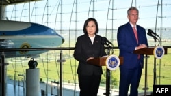 美国国会众议院议长凯文·麦卡锡（右）与台湾总统蔡英文在闭门会谈后发表公开讲话。（2023年4月5日）