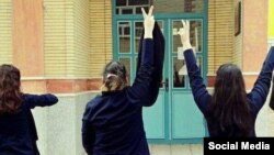 در جریان اعتراضات سراسری سال ۱۴۰۱ بسیاری از دختران دانش آموز در همراهی با اعتراضات حجاب از سر برداشتند.