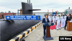 윤석열 한국 대통령이 지난해 7월 부산에 입항한 미 해군 오하이오급 핵추진 탄도미사일 잠수함인 USS 켄터키함을 방문했다. 사진 = 미 해군.