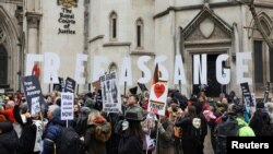 Pristalice Džulijana Asanža ispred suda u Londonu pred početak ročišta, 20. februar 2024. (Foto: Reuters/Toby Melville)