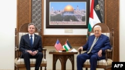 2024 年 2 月 7 日，美国国务卿安东尼·布林肯（左）在被占领的约旦河西岸拉马拉会见巴勒斯坦总统马哈茂德·阿巴斯。