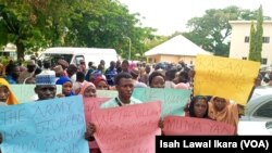 Manoma da suka kai karar sojojin Jaji a harabar babbar kotun Jihar Kaduna 