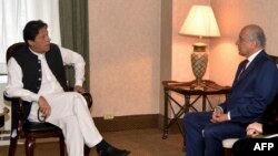 خلیلزاد په خپل ایکس کې لیکلي دي‌ چې عمران خان د ډونالډ ټرمپ «ملګری» دی.