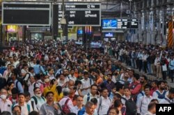 지난해 4월 인도 뭄바이의 차트라파티 시바지역 승장장에서 승객들이 열차를 기다리고 있다.