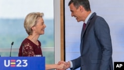 EU Commission President Ursula von der Leyen, left, and Spain's Prime Minister Pedro Sánchez shake hands after at a press conference during an EU summit in Madrid, July 3, 2023.